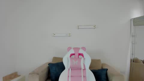 Snapshot of _april_smith_ chatting on 10/29/25, 12:18    online show from 10/29/25, 12:18