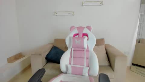 Snapshot of _april_smith_ chatting on 10/30/25, 12:17 online show from 10/30/25, 12:17