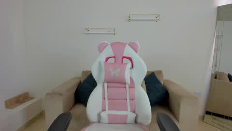 Snapshot of _april_smith_ chatting on 11/04/25, 01:32 online show from 11/04/25, 01:32