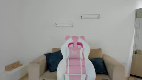 Snapshot of _april_smith_ chatting on 11/06/25, 12:17 online show from 11/06/25, 12:17