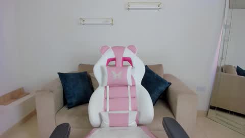 Snapshot of _april_smith_ chatting on 11/08/25, 12:16 online show from 11/08/25, 12:16