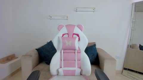 Snapshot of _april_smith_ chatting on 11/10/25, 12:04 online show from 11/10/25, 12:04