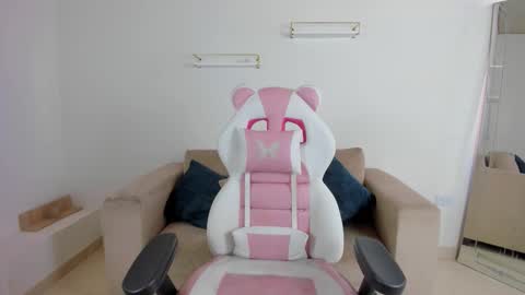 Snapshot of _april_smith_ chatting on 11/12/25, 12:27 online show from 11/12/25, 12:27