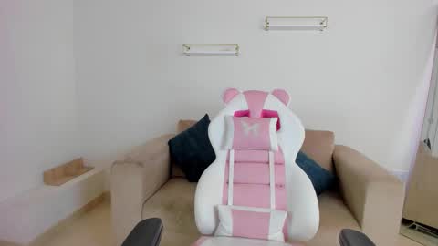 Snapshot of _april_smith_ chatting on 11/20/25, 12:16 online show from 11/20/25, 12:16