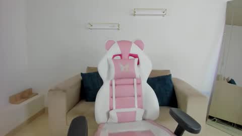 Snapshot of _april_smith_ chatting on 11/25/25, 12:16 online show from 11/25/25, 12:16