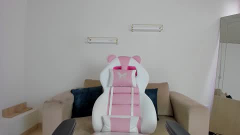 Snapshot of _april_smith_ chatting on 11/26/25, 12:17 online show from 11/26/25, 12:17