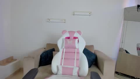 Snapshot of _april_smith_ chatting on 11/27/25, 12:07 online show from 11/27/25, 12:07