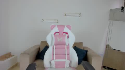 Snapshot of _april_smith_ chatting on 11/28/25, 12:19 online show from 11/28/25, 12:19