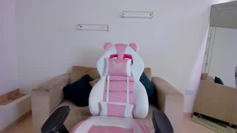 Snapshot of _april_smith_ chatting on 12/20/25, 12:34 online show from 12/20/25, 12:34