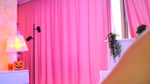 Snapshot of _arielle chatting on 11/06/25, 09:21 Arielle online show from 11/06/25, 09:21