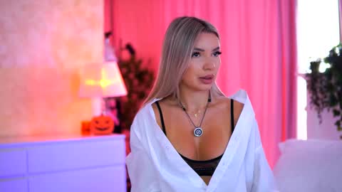 Snapshot of _arielle chatting on 11/17/25, 09:59 Arielle online show from 11/17/25, 09:59