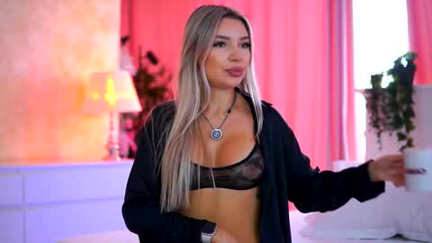 Snapshot of _arielle chatting on 11/21/25, 10:03 Arielle online show from 11/21/25, 10:03