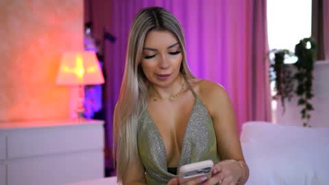 Snapshot of _arielle chatting on 12/03/25, 10:02 Arielle online show from 12/03/25, 10:02