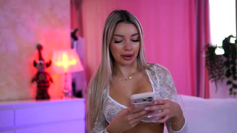 Snapshot of _arielle chatting on 12/15/25, 09:24 Arielle online show from 12/15/25, 09:24