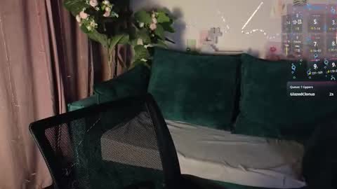 _ash_leyy_ online show from 10/12/25, 01:37