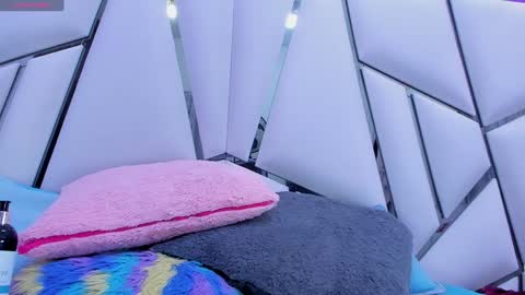 Snapshot of _aurora18 chatting on 12/17/24, 09:17 Aura online show from 12/17/24, 09:17