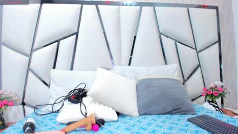 Snapshot of _aurora18 chatting on 09/19/25, 10:21 Aura online show from 09/19/25, 10:21