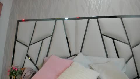 Snapshot of _aurora18 chatting on 10/22/25, 03:07 Aura online show from 10/22/25, 03:07