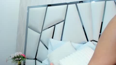 Aura online show from 10/31/25, 02:45