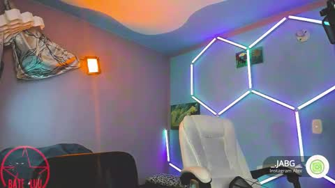 Snapshot of _baterchatur chatting on 10/18/25, 04:26 Lunita online show from 10/18/25, 04:26