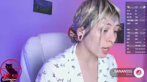 Snapshot of _baterchatur chatting on 11/04/25, 01:05 Lunita online show from 11/04/25, 01:05