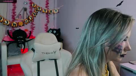 Snapshot of _bellaclark chatting on 10/31/25, 08:43 Bella online show from 10/31/25, 08:43