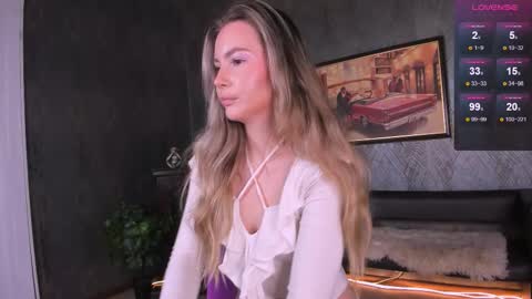 Snapshot of _bellaclark chatting on 12/02/25, 09:21 Bella online show from 12/02/25, 09:21