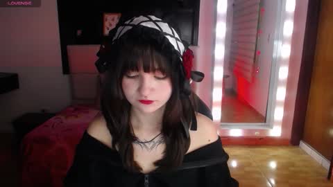 Snapshot of _charlotte_collins_ chatting on 12/14/25, 01:49 _charlotte_collins_ online show from 12/14/25, 01:49