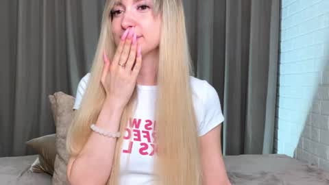 _crystal_moon_1 online show from 10/21/25, 08:20