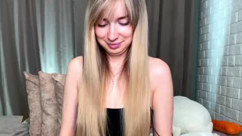 _crystal_moon_1 online show from 11/17/25, 09:42