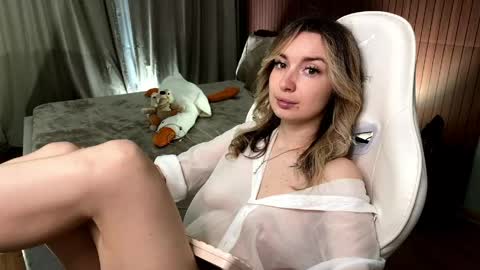 _crystal_moon_1 online show from 05/13/26, 06:49