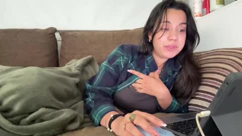 Snapshot of _elena_barra chatting on 10/26/25, 10:21 elena barra online show from 10/26/25, 10:21