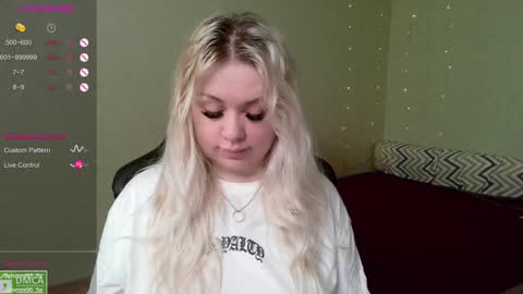 Snapshot of _elven_dreams__ chatting on 12/21/24, 08:18 chloue and Gretta online show from 12/21/24, 08:18