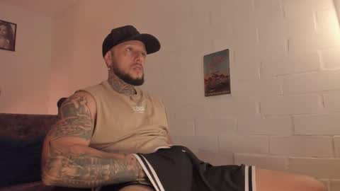 Snapshot of _emilio_escobar chatting on 10/20/25, 09:32 Emilio online show from 10/20/25, 09:32