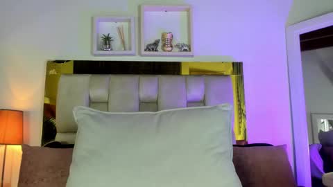 Isabella online show from 10/10/25, 11:53