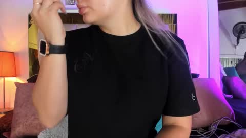 Isabella online show from 10/11/25, 12:04