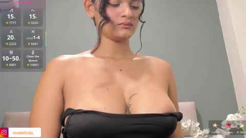 Snapshot of _frida_1 chatting on 11/10/25, 01:32 Frida online show from 11/10/25, 01:32