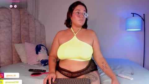 Snapshot of _giovaa_ chatting on 03/09/25, 08:42 G I O V A online show from 03/09/25, 08:42