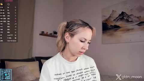 Snapshot of _golden_moon_ chatting on 11/10/25, 07:35 Rina online show from 11/10/25, 07:35