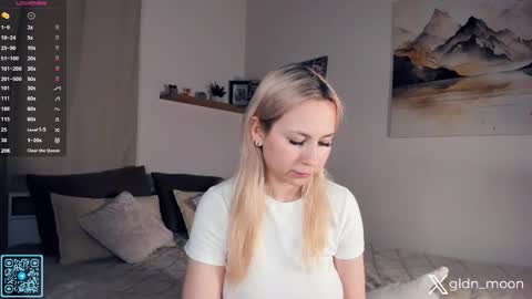 Snapshot of _golden_moon_ chatting on 11/11/25, 07:36 Rina online show from 11/11/25, 07:36