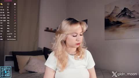 Snapshot of _golden_moon_ chatting on 11/15/25, 09:21 Rina online show from 11/15/25, 09:21