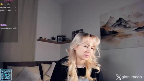 Snapshot of _golden_moon_ chatting on 11/22/25, 08:08 Rina online show from 11/22/25, 08:08