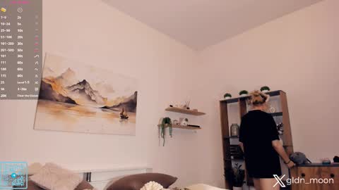 Snapshot of _golden_moon_ chatting on 11/23/25, 07:35 Rina online show from 11/23/25, 07:35