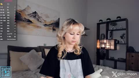 Snapshot of _golden_moon_ chatting on 11/24/25, 09:14 Rina online show from 11/24/25, 09:14