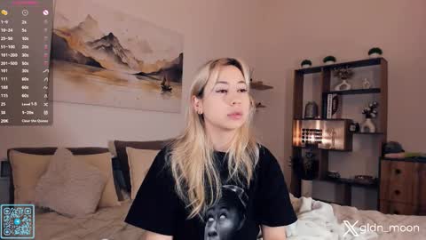 Snapshot of _golden_moon_ chatting on 11/27/25, 11:18 Rina online show from 11/27/25, 11:18