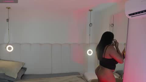 Snapshot of _huge_boobs_ebony chatting on 11/17/25, 06:24 Darlis online show from 11/17/25, 06:24