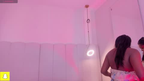 Snapshot of _huge_boobs_ebony chatting on 12/04/25, 07:33 Darlis online show from 12/04/25, 07:33