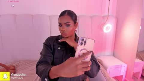 Snapshot of _huge_boobs_ebony chatting on 12/15/25, 07:29 Darlis online show from 12/15/25, 07:29