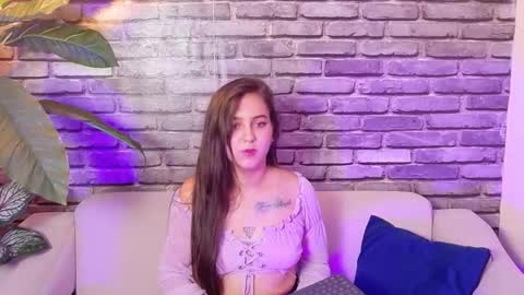 Snapshot of _ivone chatting on 11/17/25, 06:57 Annie online show from 11/17/25, 06:57