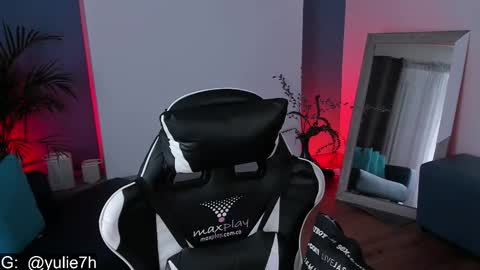 Snapshot of _jessy_moon_ chatting on 11/14/25, 07:23 ... online show from 11/14/25, 07:23